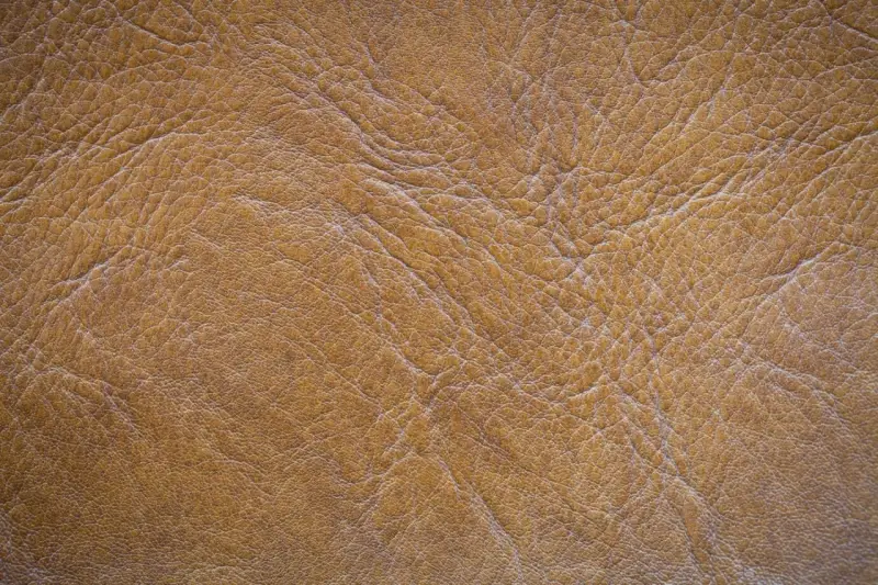 Textura de serraje marrón, que es un tipo de cuero con un acabado rugoso y natural, ideal para calzado o accesorios.